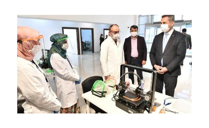 Öğretmenler, yüz siperliği üretiyor