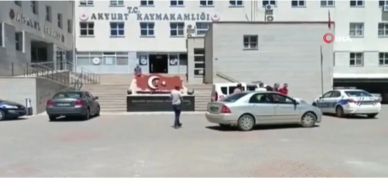 Kayınbabasını öldürdü, eşini yaraladı