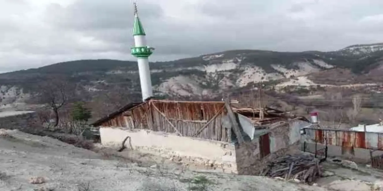 Caminin çatısı şiddetli rüzgardan uçtu