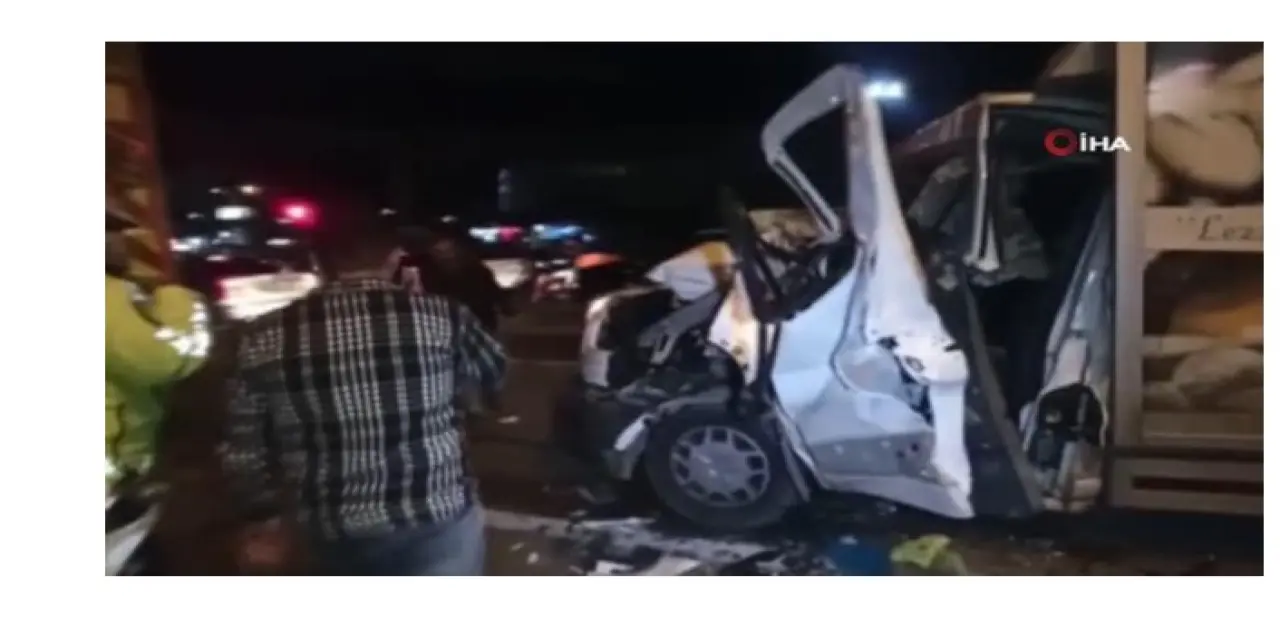 Ankara'da ekmek dağıtım aracı kaza yaptı