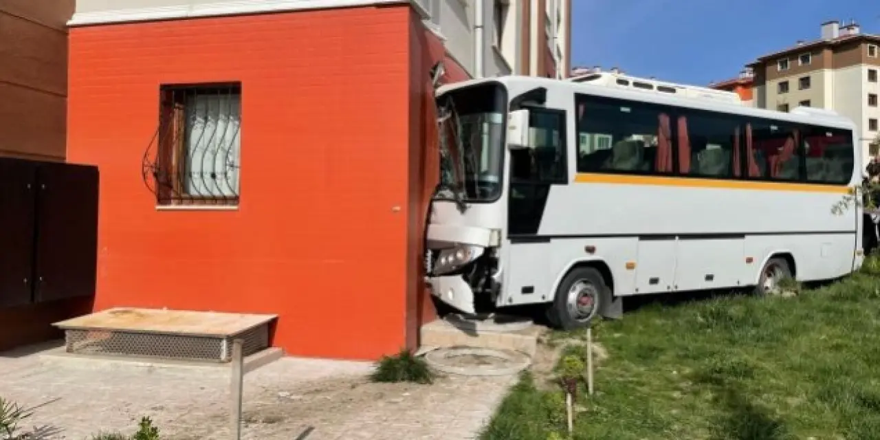 Sincan'da okul servis aracının evin duvarına çarpmasıyla 11 kişi yaralandı