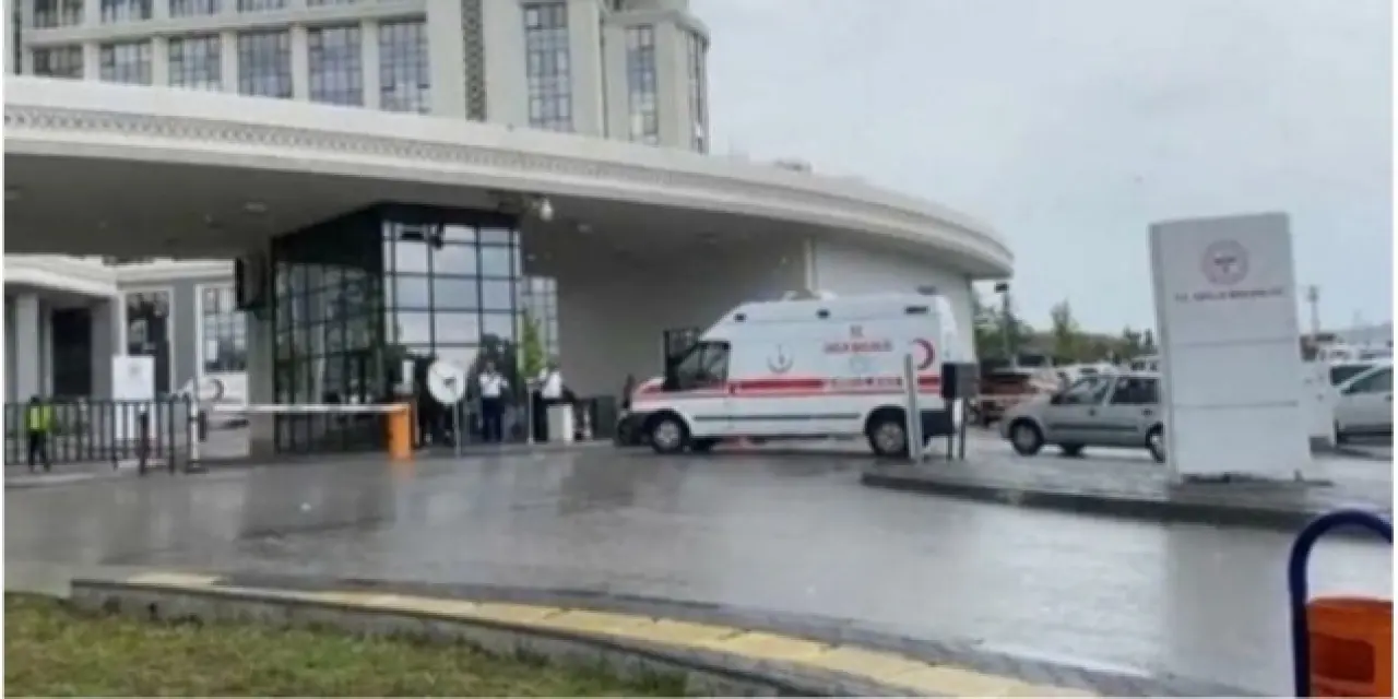 Ambulans şoförü oksijen tüplerini açıp kendini ambulansa kilitledi!