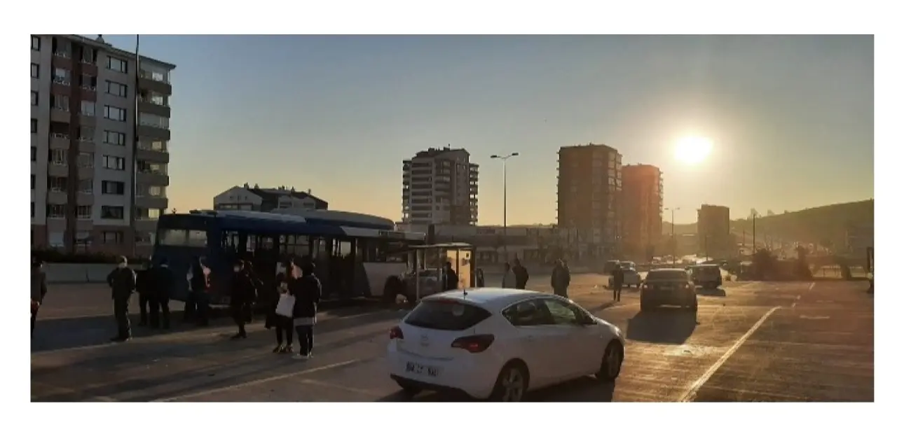 Ankara’da kaza yapan araç durağa daldı