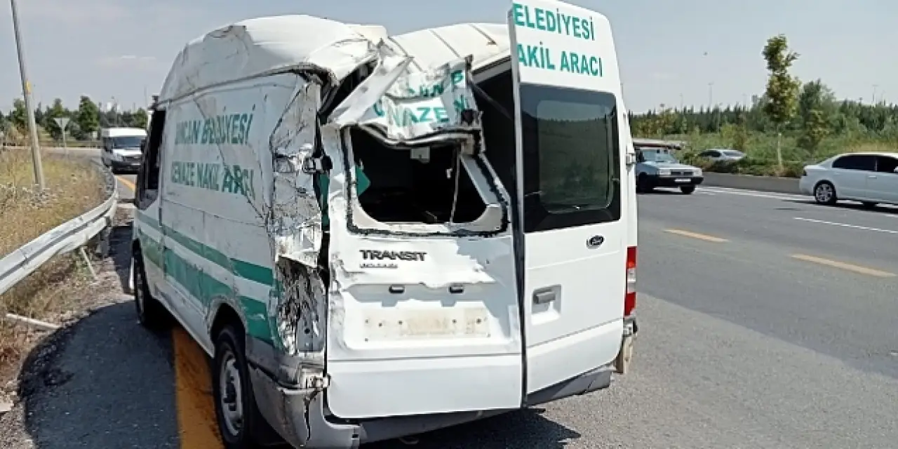 Kontrolünü kaybeden sürücü cenaze aracına çarptı