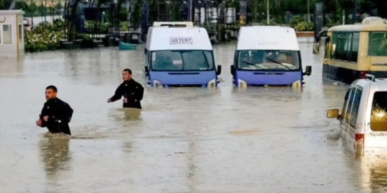 Ankara Akyurt’ta sel sonrası temizlik ve tahliye çalışmalarına devam ediliyor