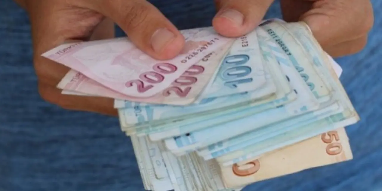 Zıtlaşan partiler maaş konusunda anlaştı