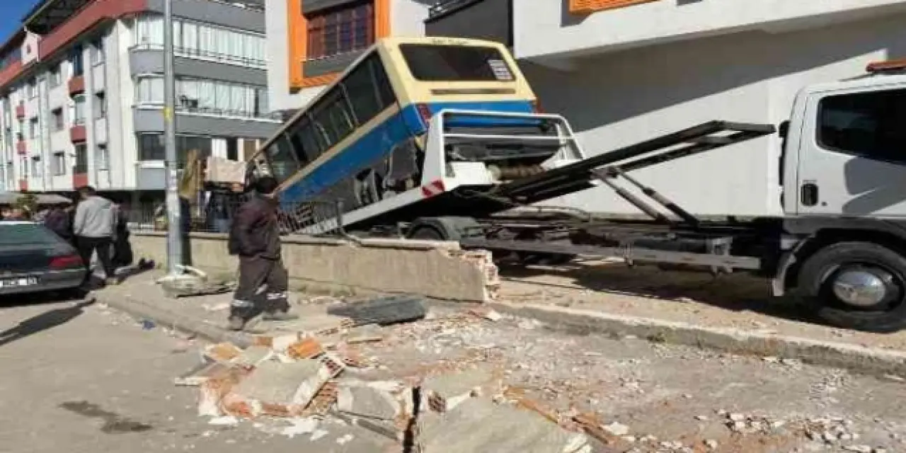 Ankara’da freni patlayan dolmuş ATM'lere daldı