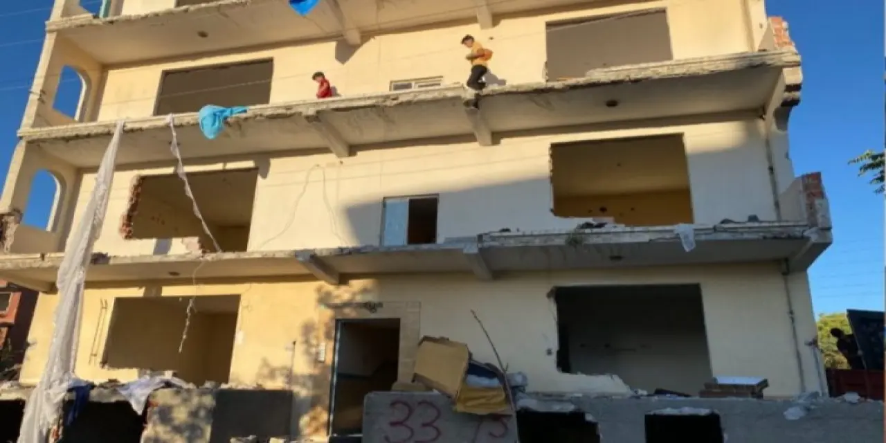 “Evlerimiz Yıkılıyor, Polisten Kaçarak Yaşıyoruz”