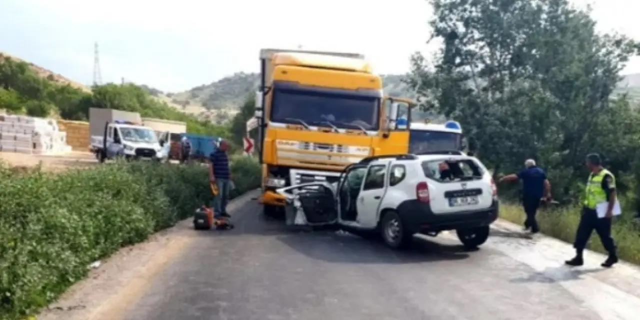Ankara'da tır ve otomobil kafa kafaya çarpıştı: 1 yaralı