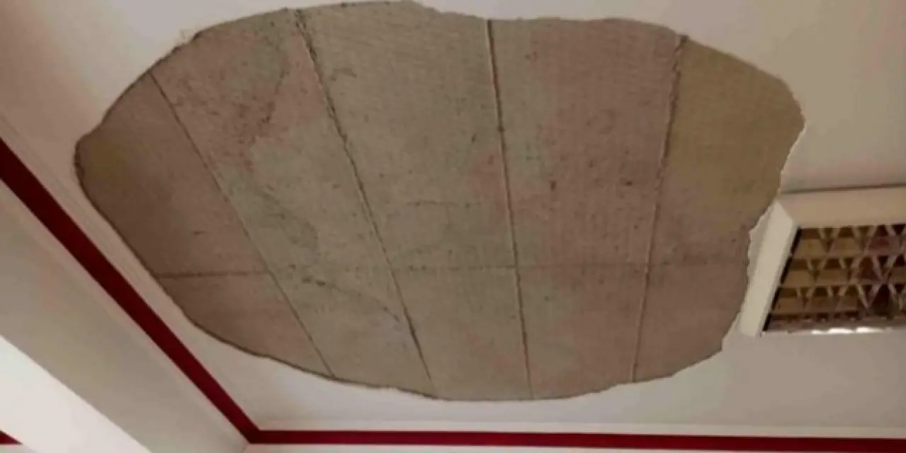 Cuma namazı kılınırken tavan sıvaları düştü