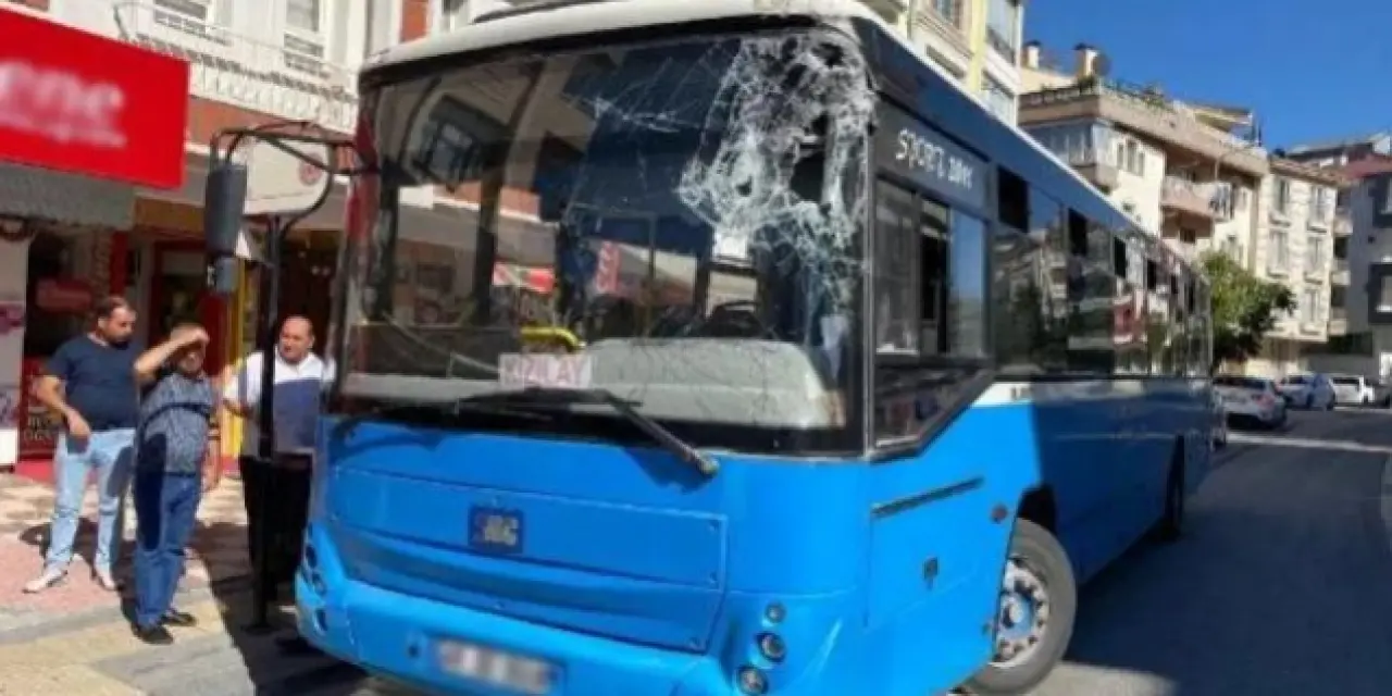 Seyir halindeki halk otobüsünün freni boşaldı