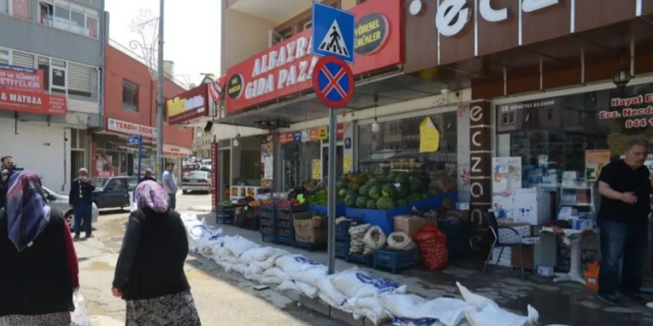 Esnaf kum torbalı önlem aldı