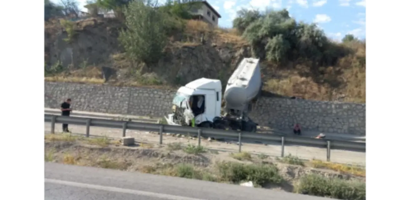 Tır 25 metre yükseklikten yere çakıldı