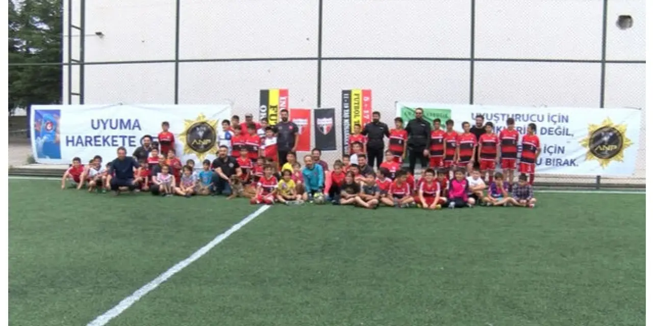 Narkotik polisi gençler ile futbol maçı yaptı