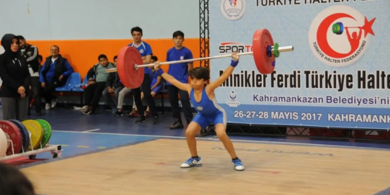 Kahramankazan'ın genç haltercileri Halter Şampiyonası’nda yüzleri güldürdü