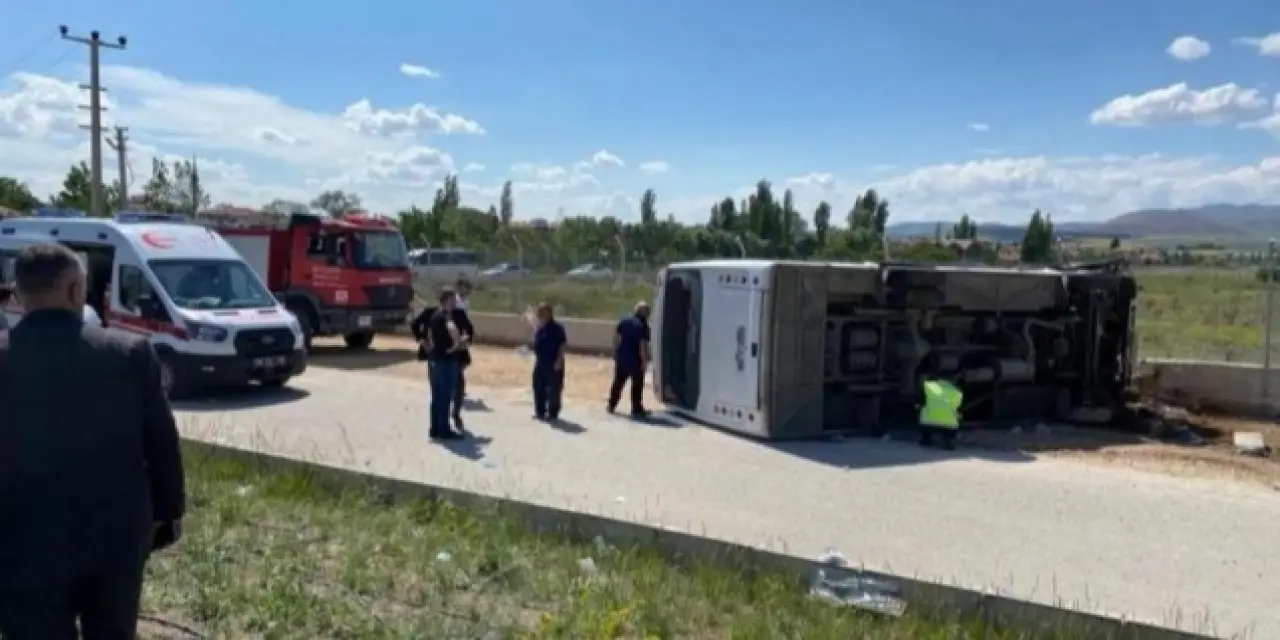 Ankara’da servis minibüsü devrildi;15 yaralı
