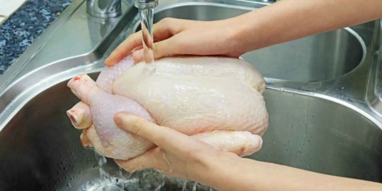 Tavuğu pişirmeden önce yıkamayın. Neden mi?