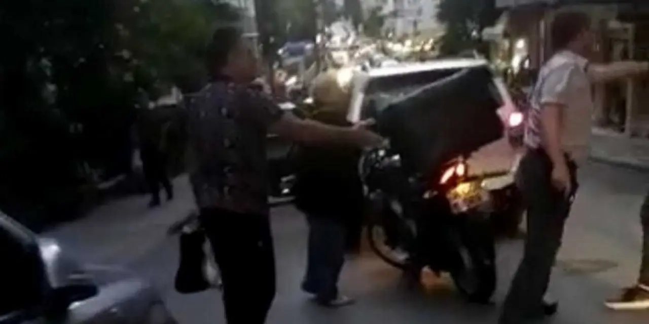 Otomobil sürücüsü moto kuryeyi darbetti