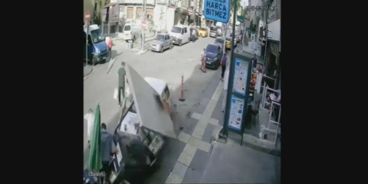 Aracının pedallarını karıştırınca 3 kişi yaralandı